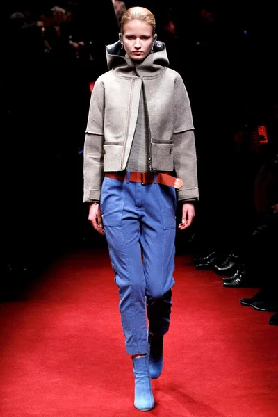 Look 15